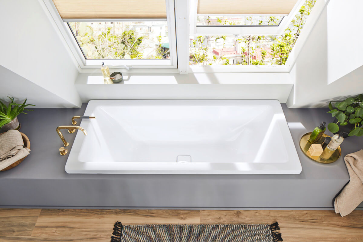 White Kaldewei Avantgarde Conoduo steel bathtub, double-ended design, measures 1700x750mm, ideal for modern bathrooms.