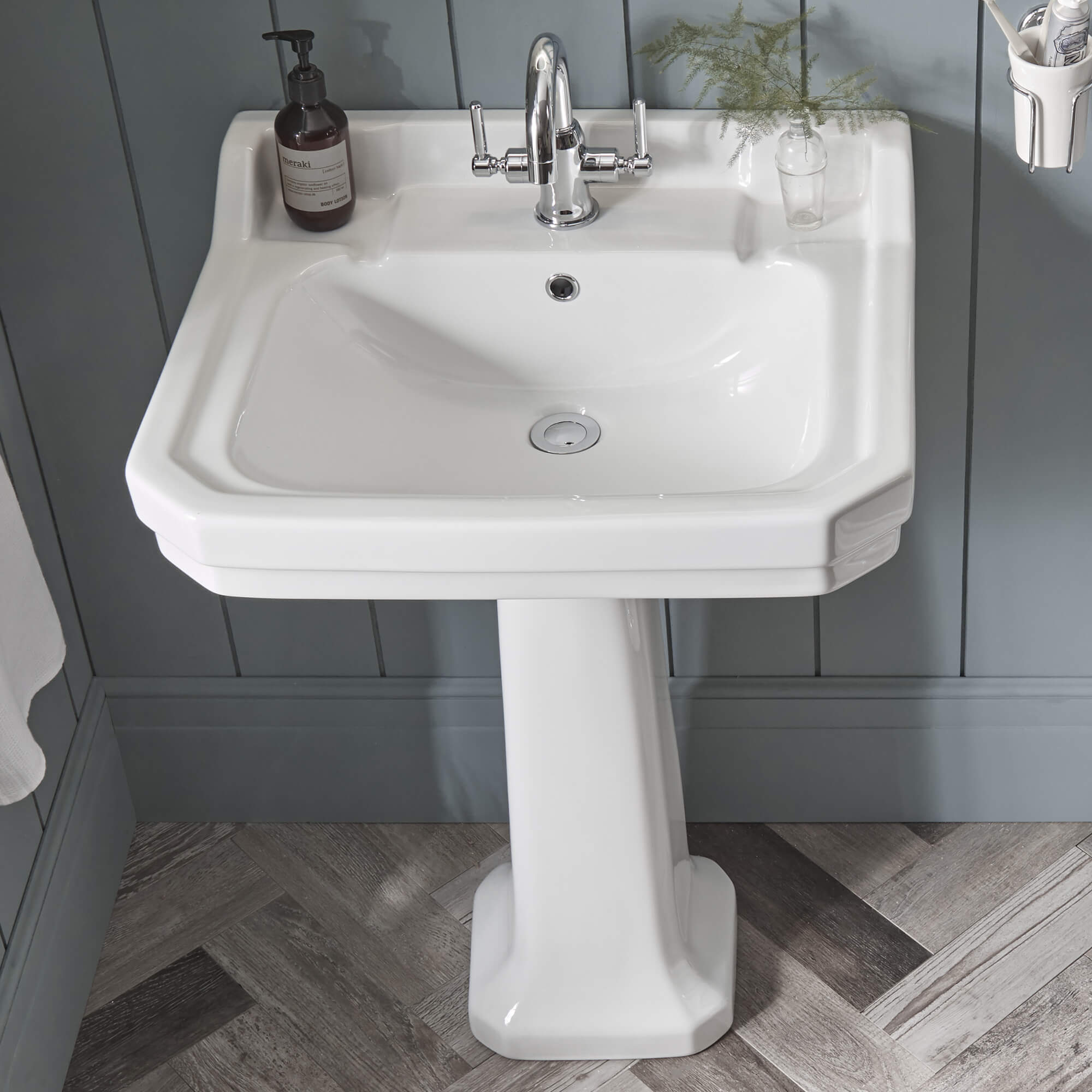 Tavistock Vitoria 610mm Ceramic Basin And Full Pedestal
