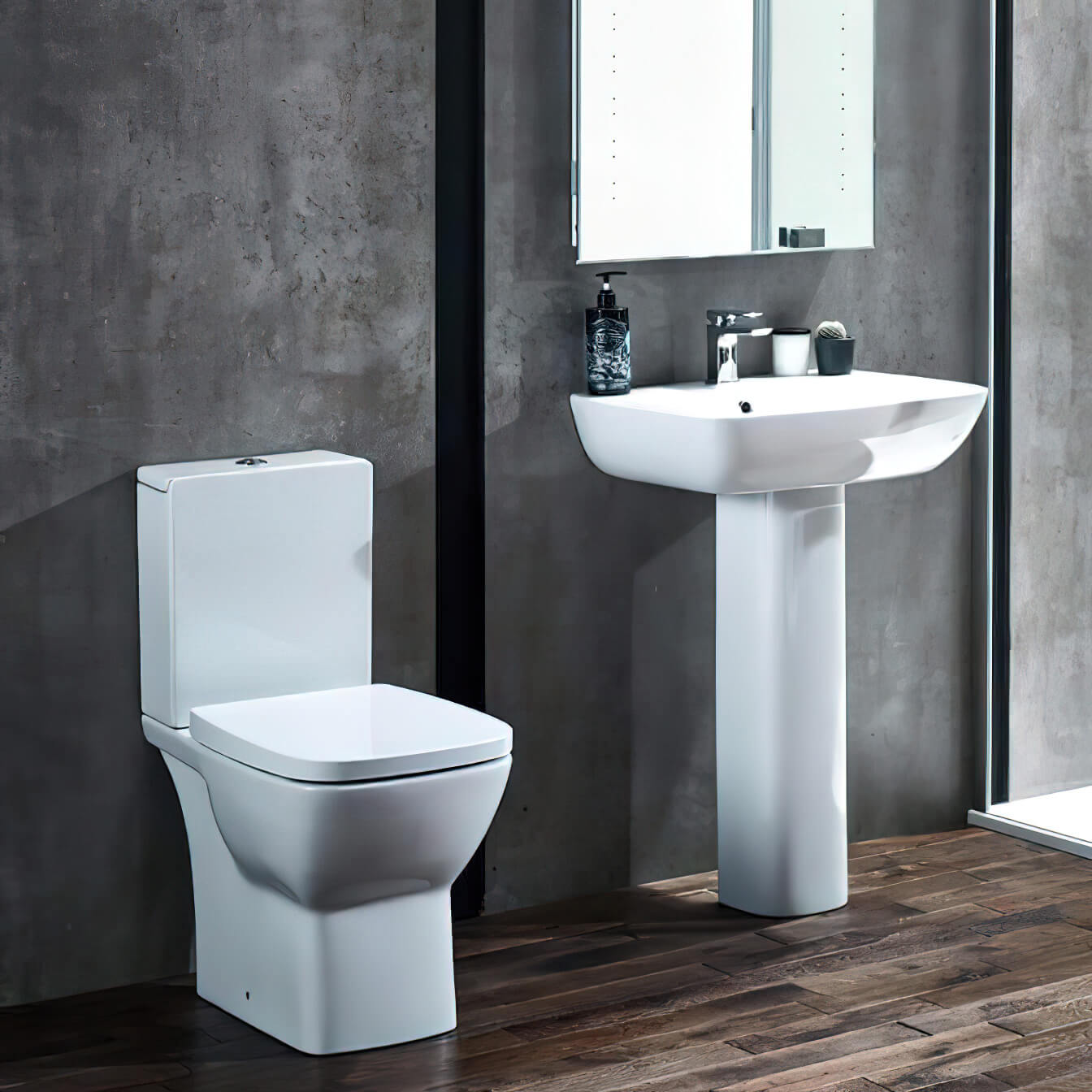 Aqua Piccolo close coupled toilet with soft close seat and cistern, measuring 365x625mm, in white ceramic with modern design