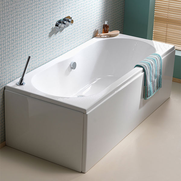 White double-ended bath from IMEX Wave Premiercast by Tuskan Tiles, 1700 x 750mm with leg pack, shown with smooth acrylic surface.